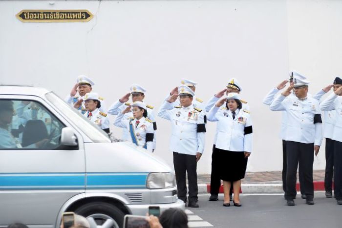 กปน. ร่วมยืนแถวถวายพระเกียรติยศในการเชิญพระบรมศพ สมเด็จพระนางเจ้าสิริกิติ์ พระบรมราชินีนาถ พระบรมราชชนนีพันปีหลวง สู่พระบรมมหาราชวัง