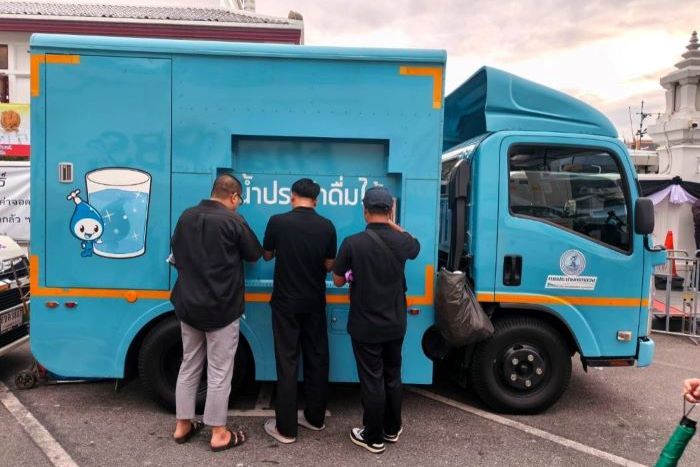 กปน. สนับสนุนรถน้ำดื่มเย็น บริการประชาชน ที่มาเฝ้ารอรับขบวนเคลื่อนพระบรมศพ สมเด็จพระนางเจ้าสิริกิติ์ พระบรมราชินีนาถ พระบรมราชชนนีพันปีหลวง