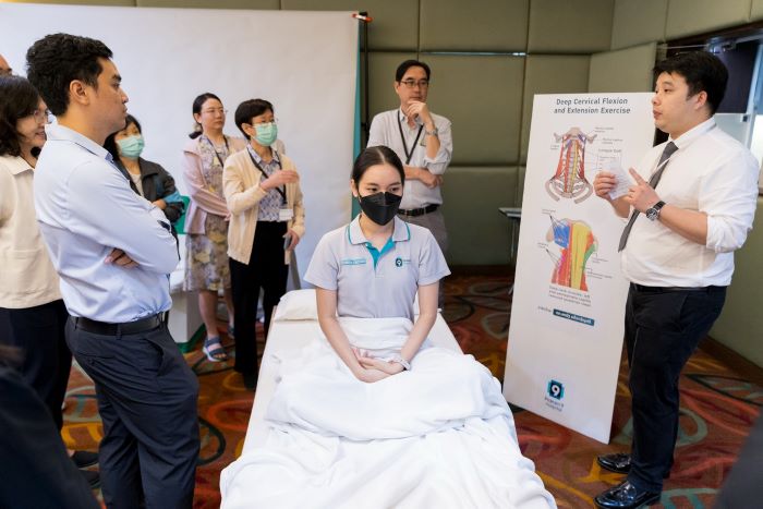 “ปวดคอเรื้อรัง ไม่ใช่เรื่องเล็ก!!! ส่งผลทั้งกาย–ใจ เสี่ยงสุขภาพจิตและคุณภาพชีวิต”  “อย่าปล่อยให้ปวดคอทำลายชีวิต! รู้เร็ว ป้องกันก่อนสายเกินไป”