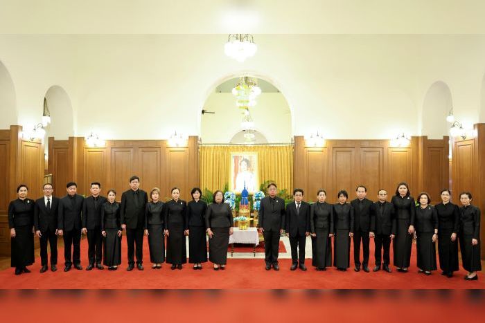 ออมสิน ถวายพวงมาลัย และลงนามถวายความอาลัย แด่สมเด็จพระนางเจ้าสิริกิติ์ พระบรมราชินีนาถ พระบรมราชชนนีพันปีหลวง