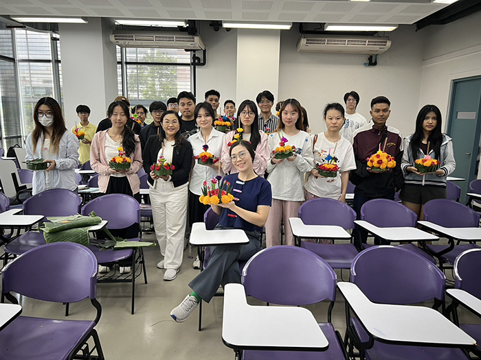 นักศึกษาต่างชาติ ม.รังสิต เรียนรู้ภาษา–วัฒนธรรมไทยผ่านการทำกระทง