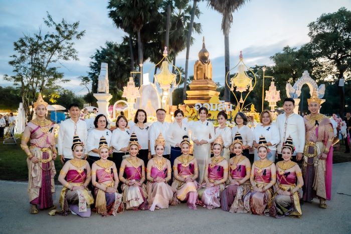 ออมสิน ร่วมงานประเพณีลอยกระทง เผาเทียน เล่นไฟ จังหวัดสุโขทัย