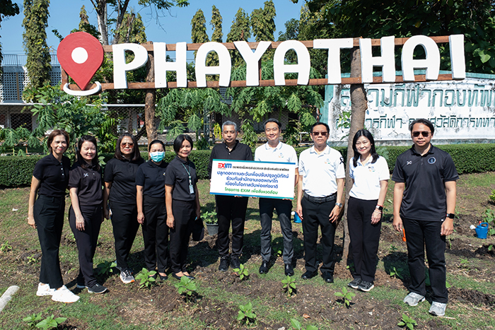EXIM BANK ร่วมกับสำนักงานเขตพญาไทจัดกิจกรรม CSR ปลูกดอกทานตะวันปรับภูมิทัศน์ เพิ่มพื้นที่สีเขียว เนื่องในวันพ่อแห่งชาติและวันดินโลก