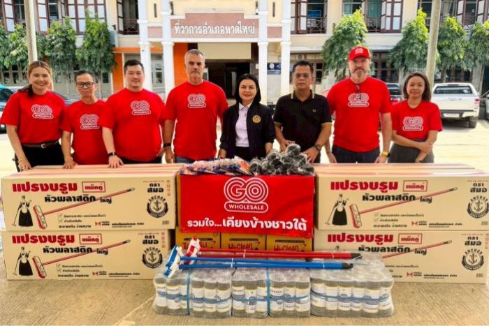 ซีอีโอ “โก โฮลเซลล์” มอบชุดทำความสะอาดแก่กองอำนวยการน้ำท่วมหาดใหญ่  รุดพบพนักงาน ลูกค้าผู้ประกอบการประสบภัย ส่งกำลังใจถึงพื้นที่เดือดร้อน