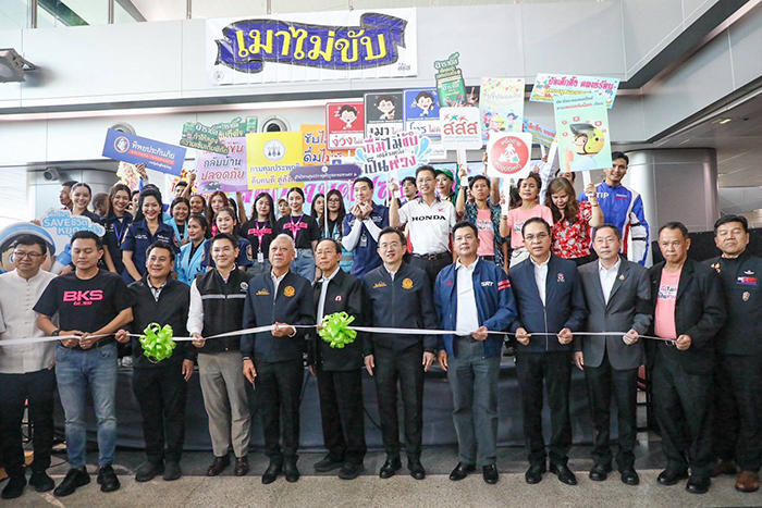 “พิพัฒน์” เปิดกิจกรรมรณรงค์ “สงกรานต์ปลอดภัย ร่วมใจลดอุบัติเหตุทางถนน” พร้อมสั่งการทุกหน่วยอำนวยความสะดวกในการเดินทางทุกมิติ ขณะที่ รฟท. เพิ่มรถไฟขบวนพิเศษอีก 6 ขบวน 22 เที่ยววิ่ง พร้อมเพิ่มตู้โดยสาร มั่นใจไม่มีผู้โดยสารตกค้าง