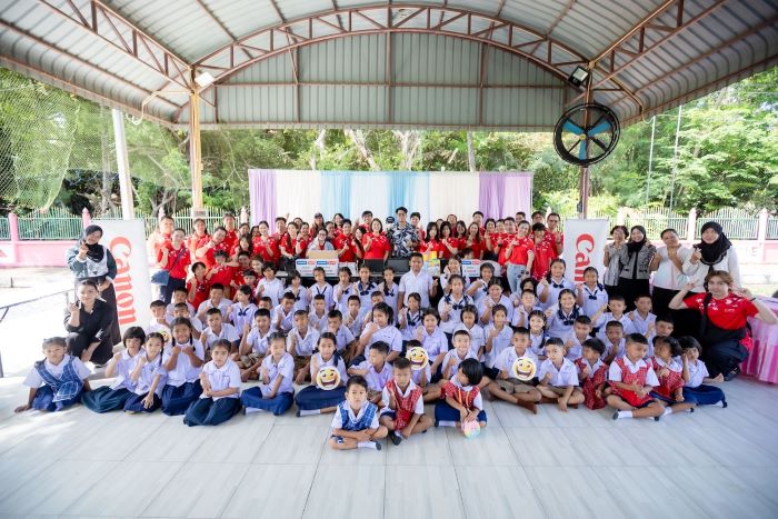 แคนนอน ส่งต่อรอยยิ้มต้อนรับเปิดเทอม จัดกิจกรรม “Canon Volunteer ครั้งที่ 45” ณ โรงเรียนบ้านช่องตะเคียน จังหวัดนครนายก นำพนักงานจิตอาสาลงพื้นที่ปรับปรุงภูมิทัศน์ จัดกิจกรรมส่งเสริมทักษะ พร้อมมอบคอมพิวเตอร์ เครื่องกีฬาและอุปกรณ์ประกอบการเรียนการสอน ต่อยอดการศึกษาเยาวชนในพื้นที่ห่างไกล